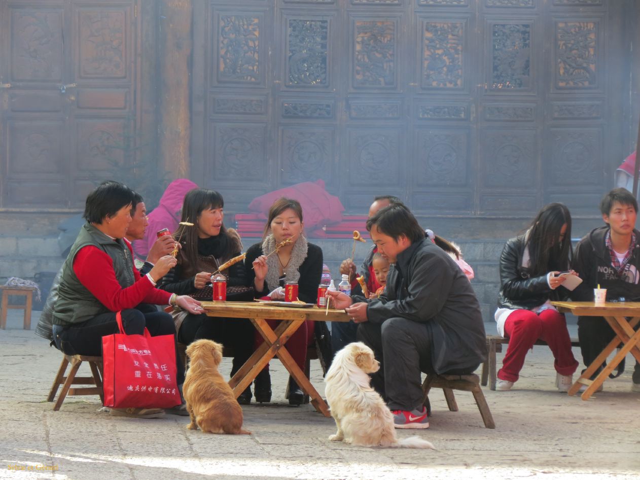 018 Shangri La on grignote sur la place centrale de la Vieille Ville