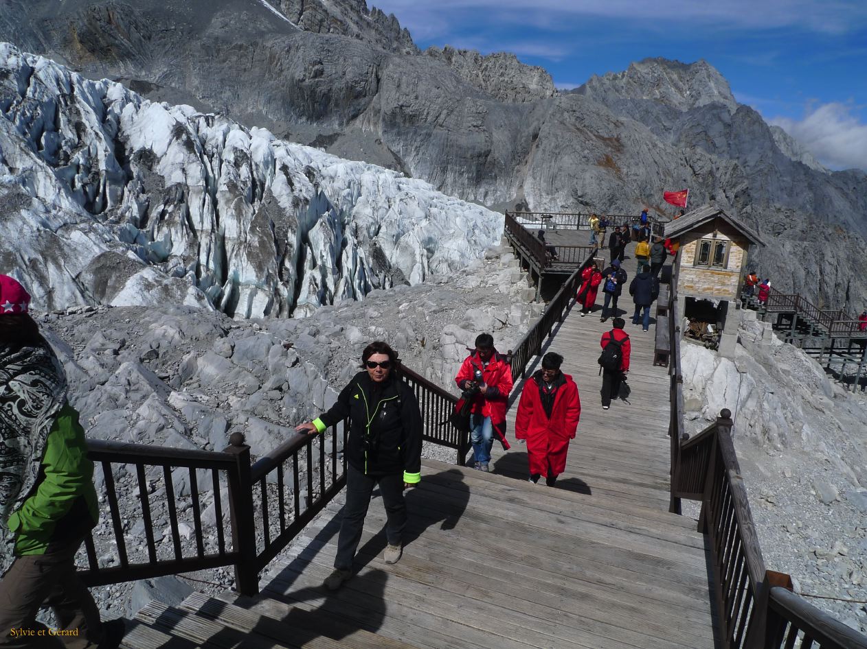 174 Lijiang Monts du Dragon de Jade montée par la passerelle