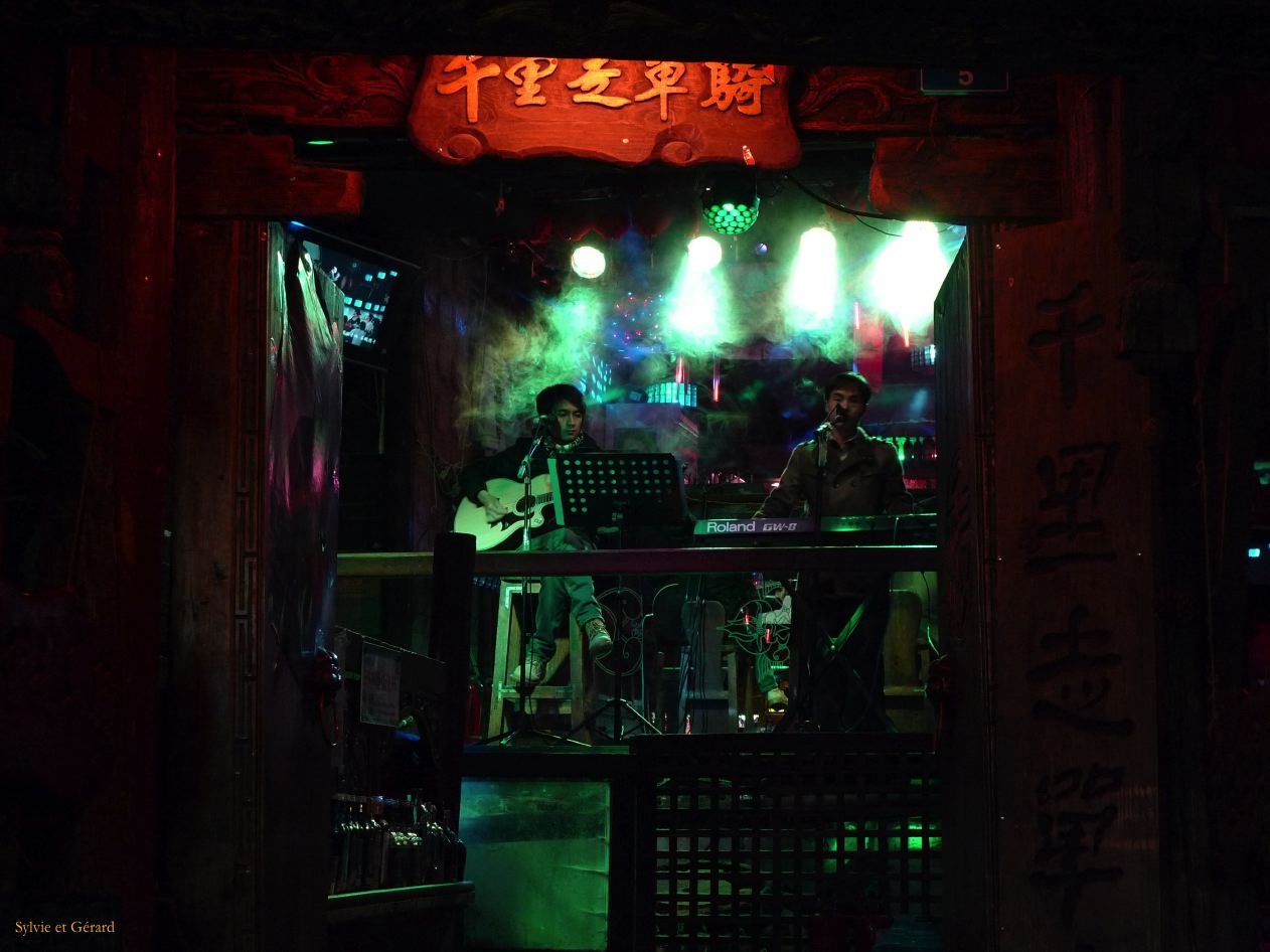 198 Lijiang La Vieille Ville de nuit la rue des bars
