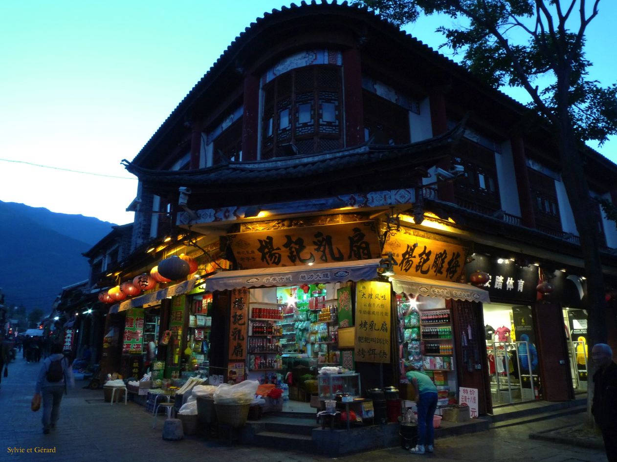 221 Dali la Vieille Ville de nuit