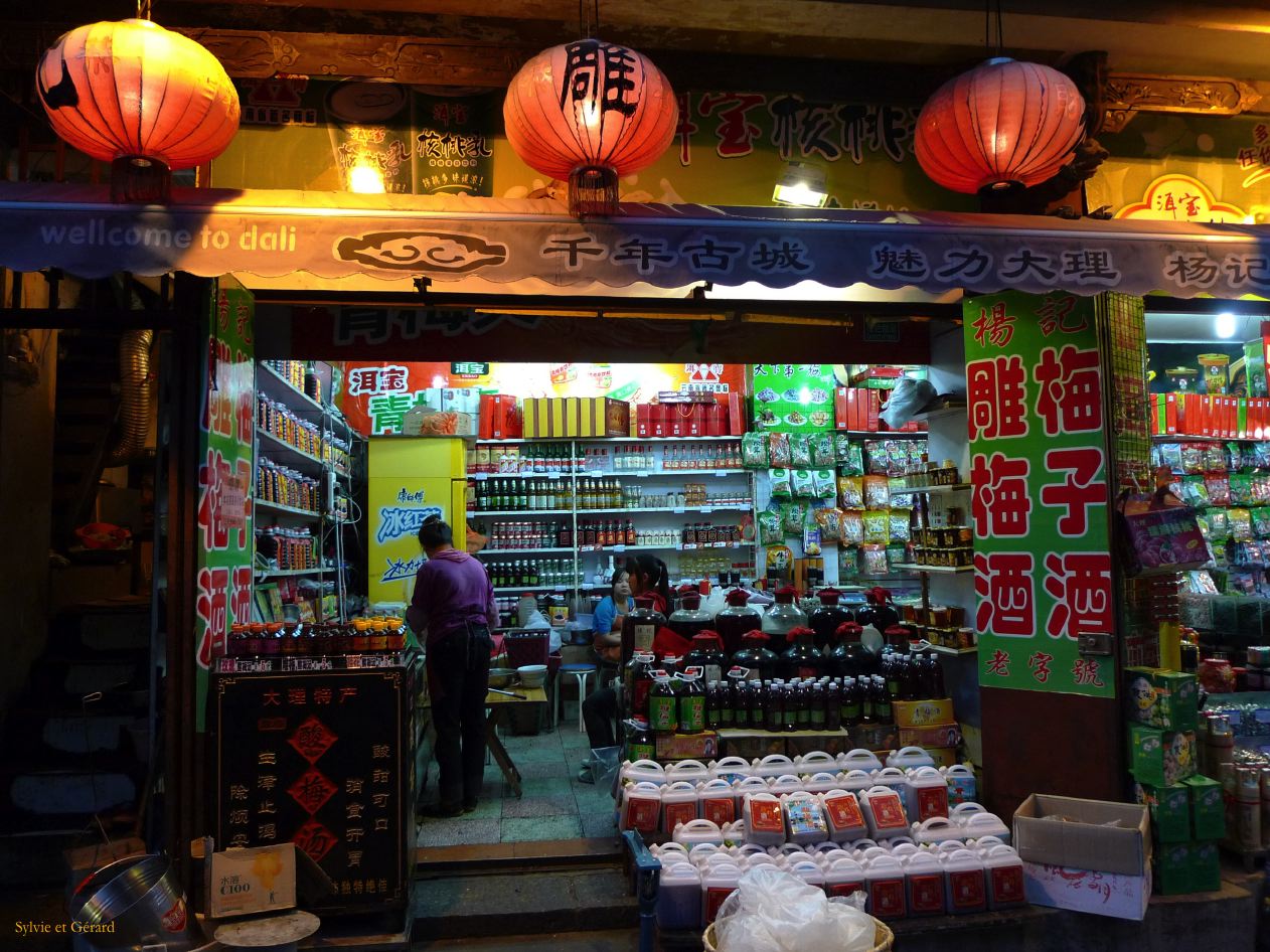 222 Dali la Vieille Ville de nuit