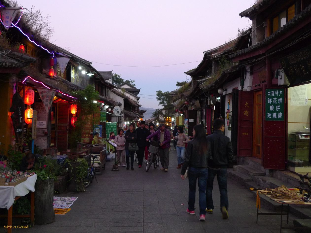 225 Dali la Vieille Ville de nuit