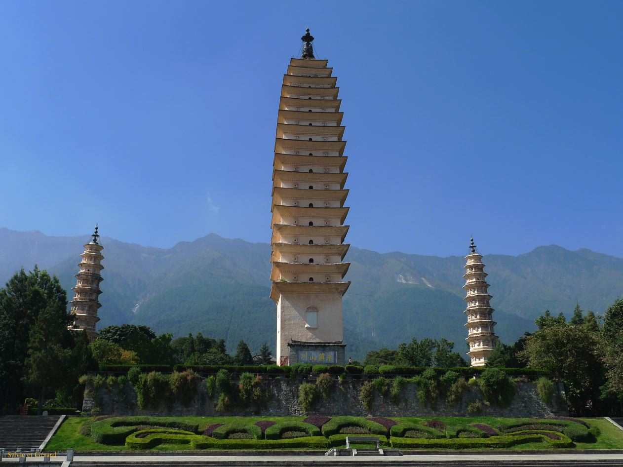 230 Dali les 3 Pagodes la plus grande Mille Eveils s'élève à 69 m