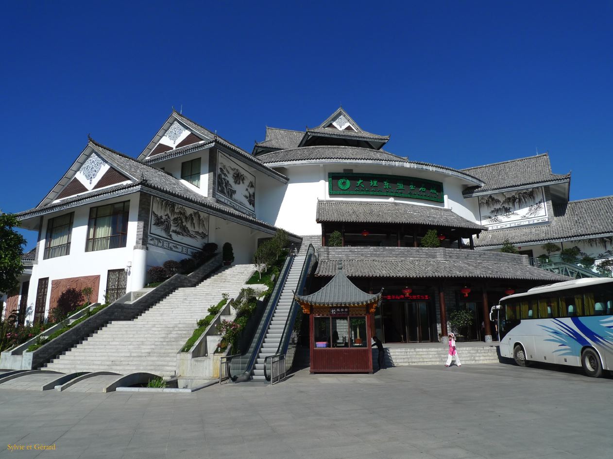 257 en direction du port de Cai Cun magasin de jade pour touristes