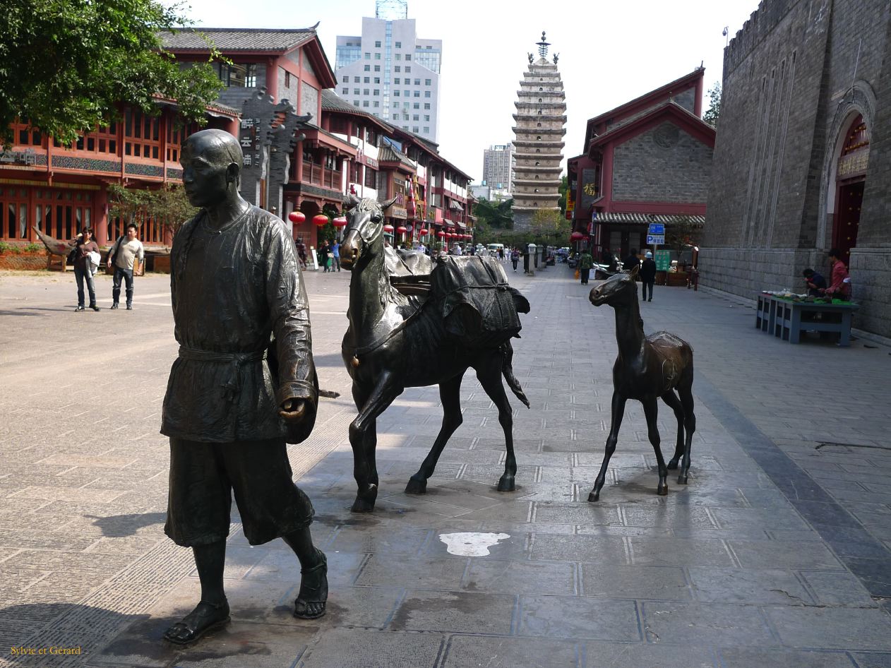 387 Kunming pagodes de l'Est et de l'Ouest sculpture entre les 2 pagodes
