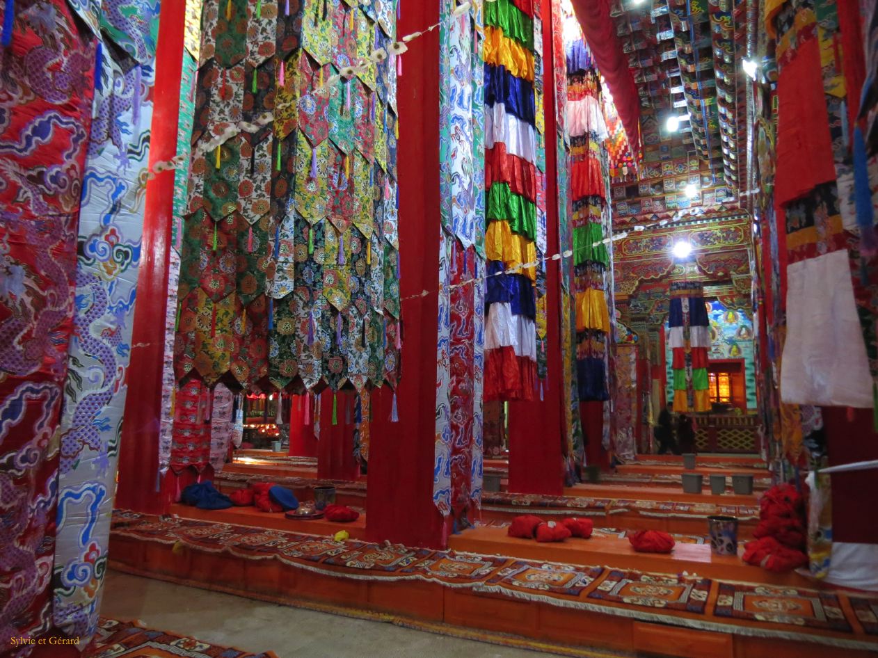 034 Shangri La le monastère Songzanlin la salle de prières