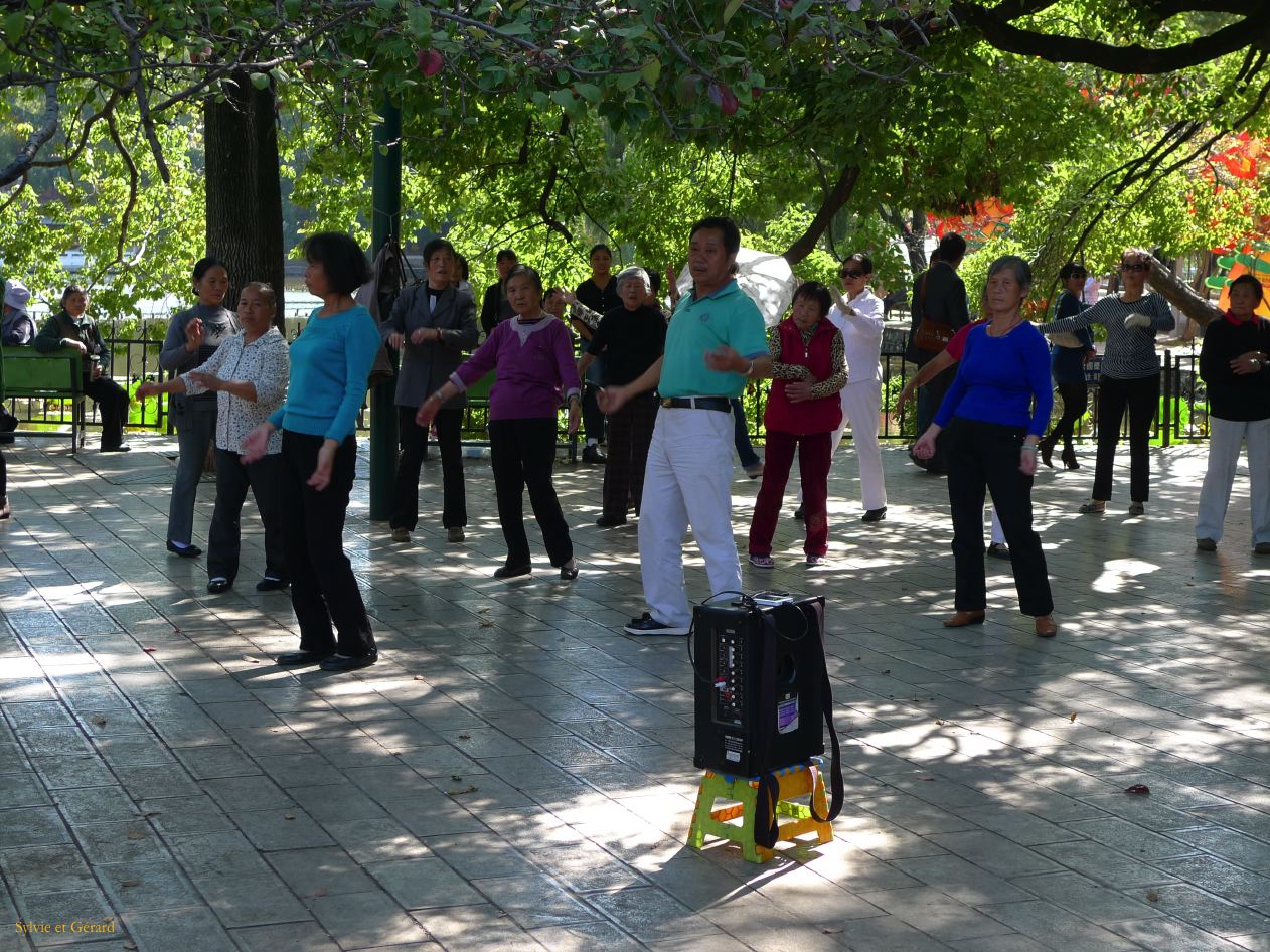 391 Kunming parc du Lac Emeraude danses