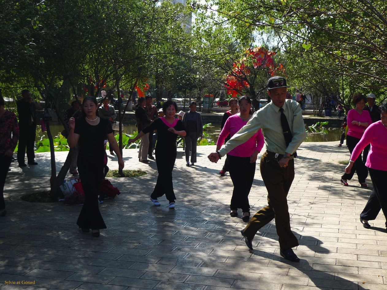 392 Kunming parc du Lac Emeraude danses