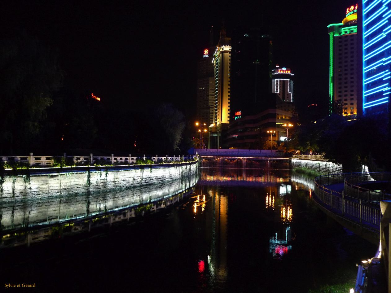 409 Kunming centre ville la nuit la rivière Panlong