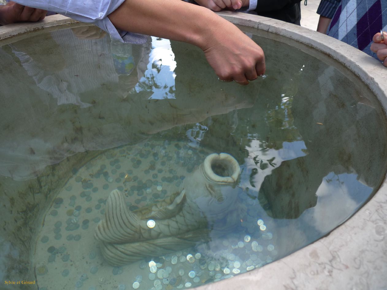 415 Kunming temple d'Or - jetter la pièce dans la gueule du poisson