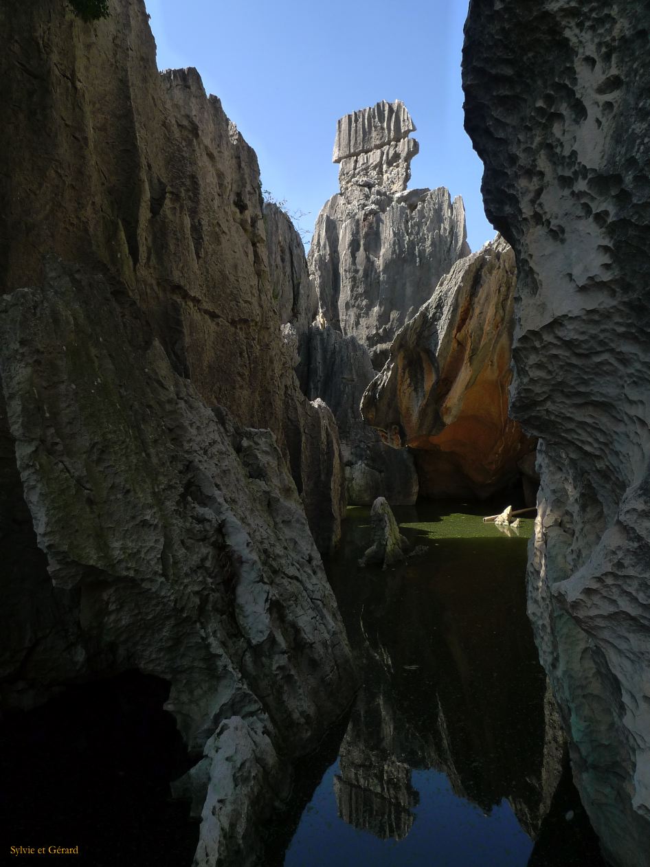 526 Shilin la forêt de pierre - des reflets dans l'eau