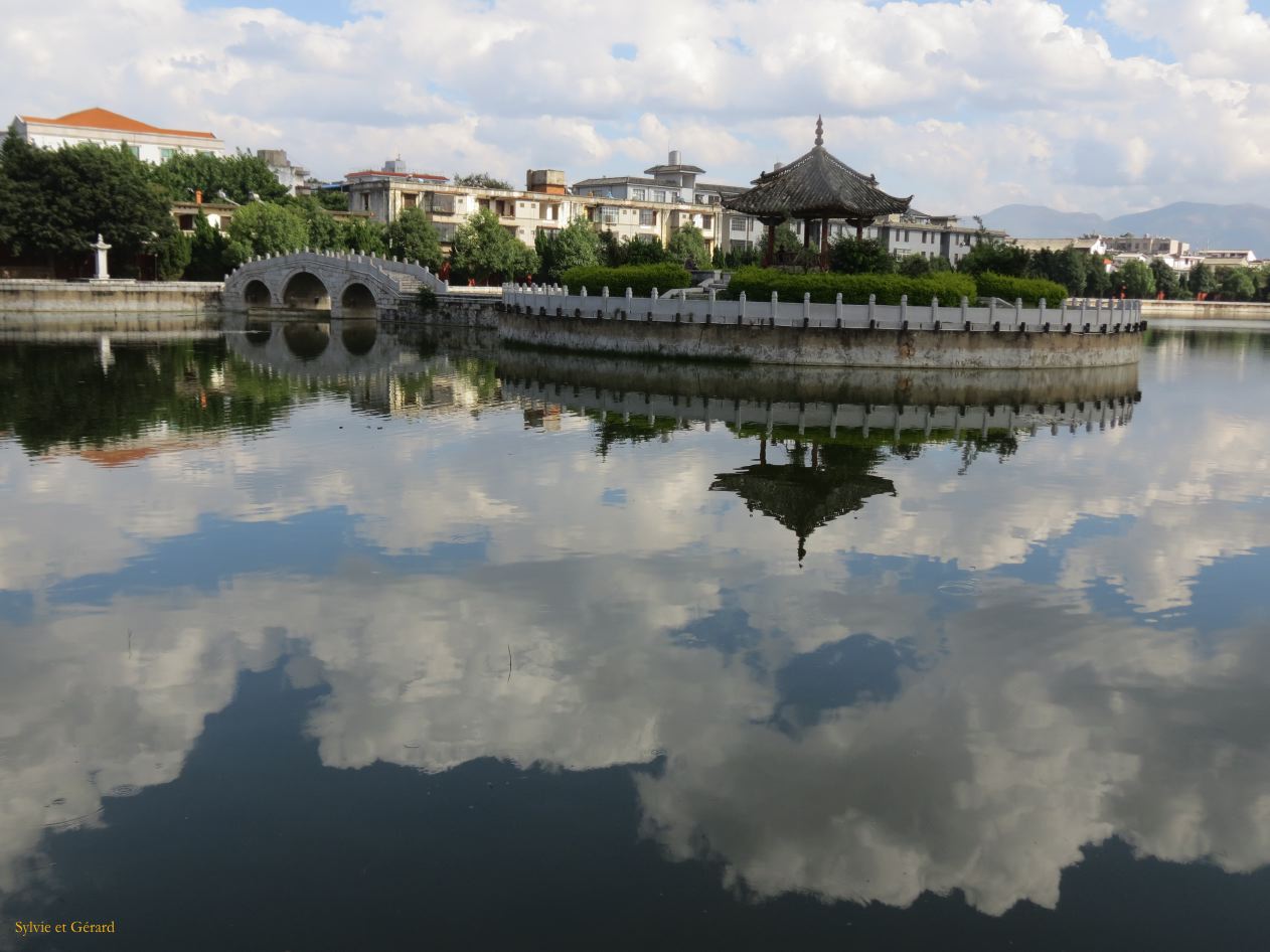 562 Jianshui Temple de Confucius la mer des Etudes et le Pavillon du Plaisir de Penser