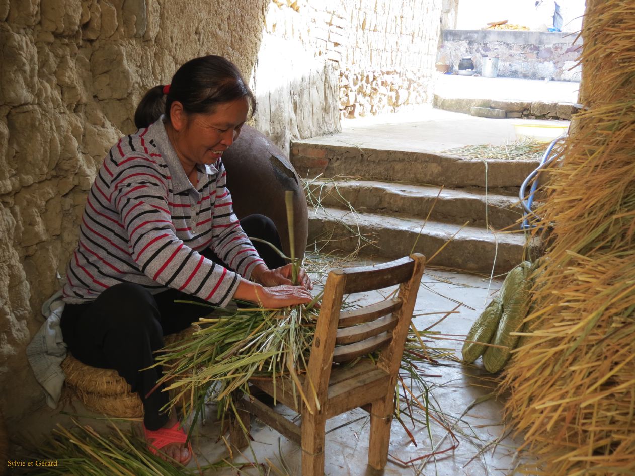 619 Jianshui village de Tuanshan la résidence de la Famille Zhang les presles séchées servent à faire des coussins
