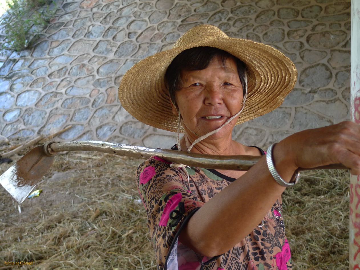 630 Jianshui village de Tuanshan dans les champs avoisinants