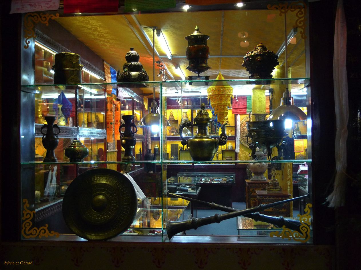 054 Shangri La vitrine 