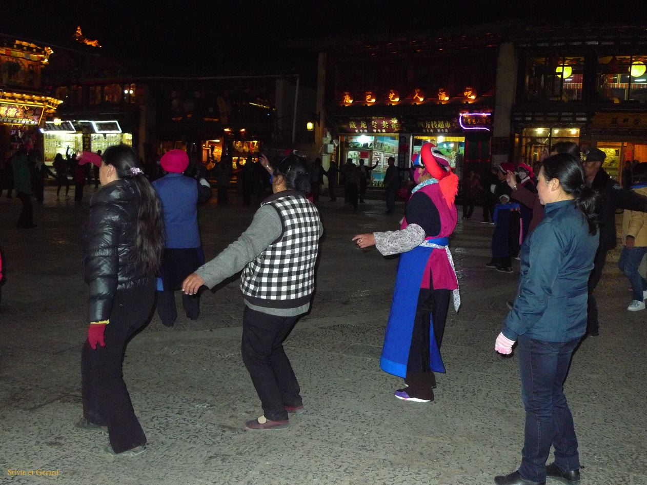 055 Shangri La danses dans la Vieille Ville de nuit