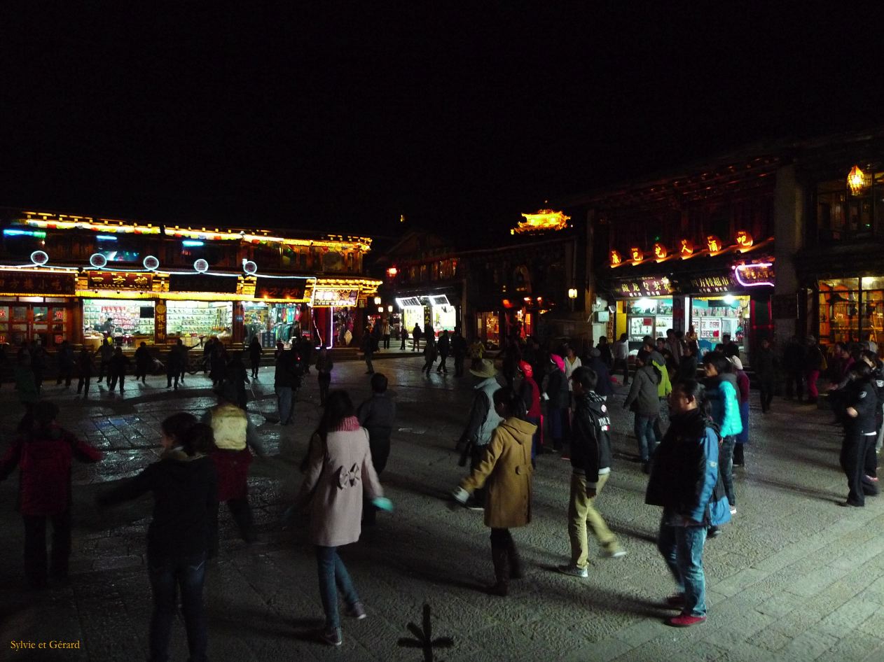 056 Shangri La danses dans la Vieille nuit le soir