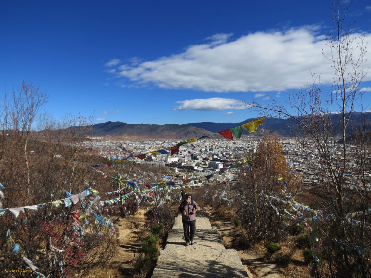 057 Shangri La le temple des poules blanches à la sortie de la Vieille Ville