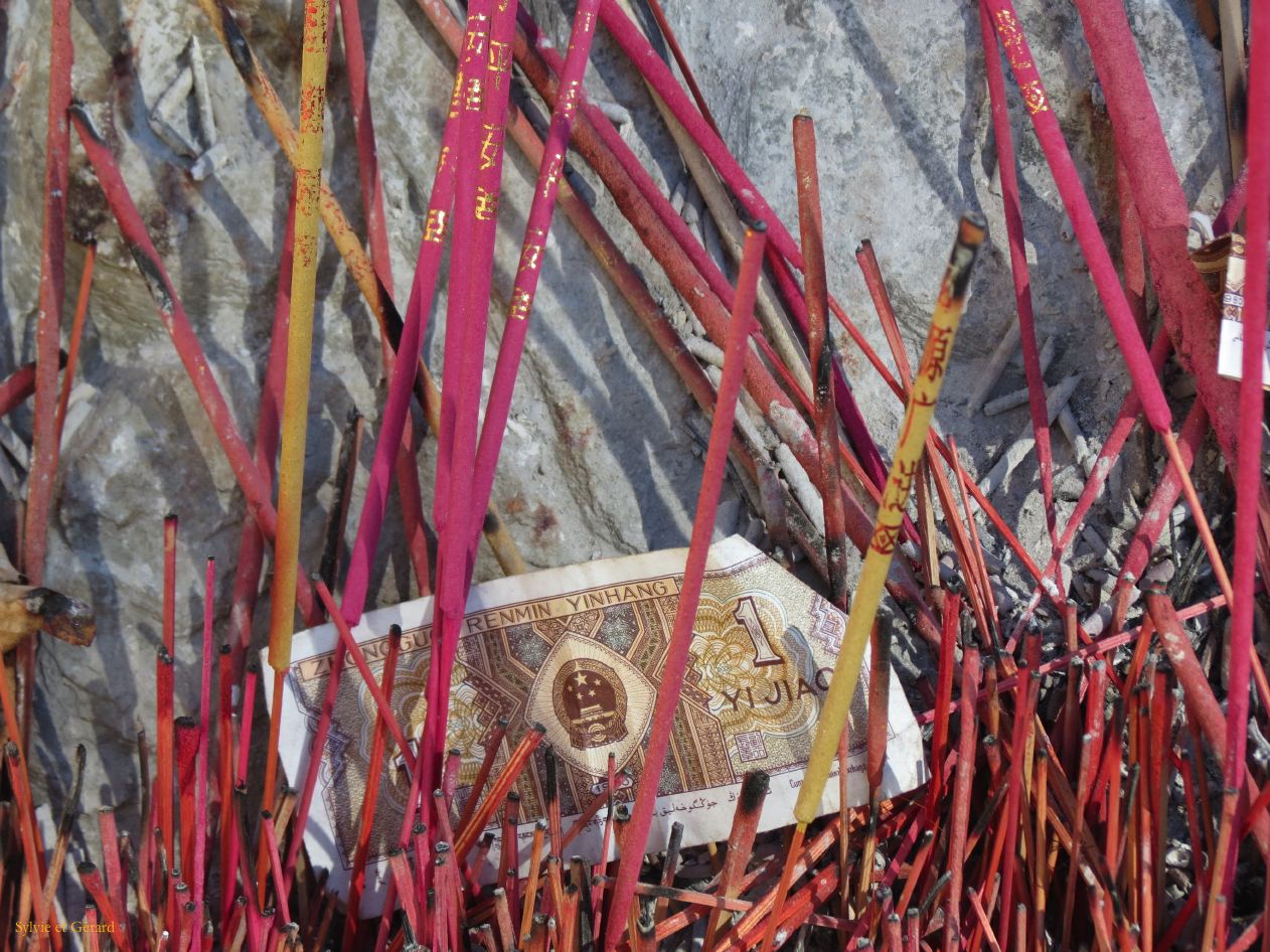 058 Shangri La le temple des poules blanches offrandes