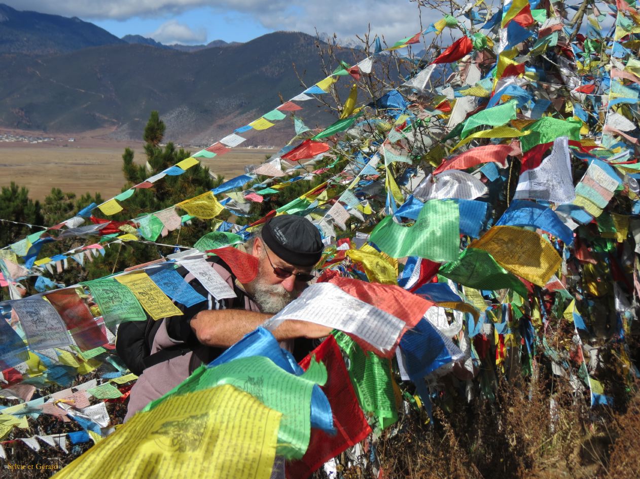 059 Shangri La le temple des poules blanches et ses milliers de drapeaux à prières