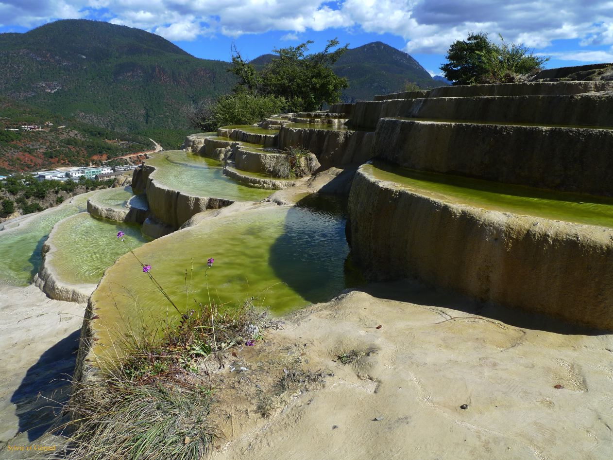 068 Shangri La terrasses Baishuita eau de source provenant de la montagne