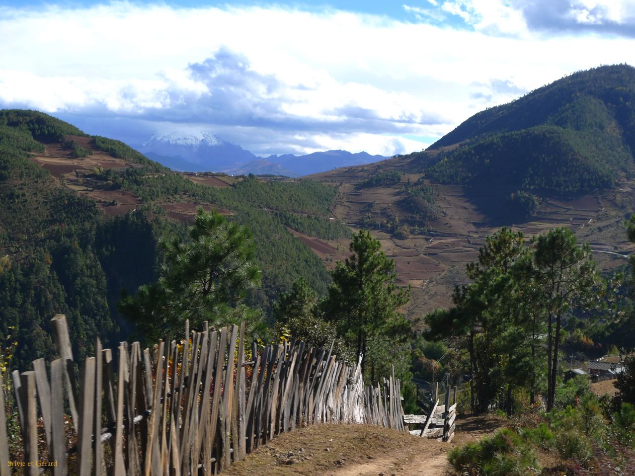 074 Shangri La retour au loin des montagnes enneigées