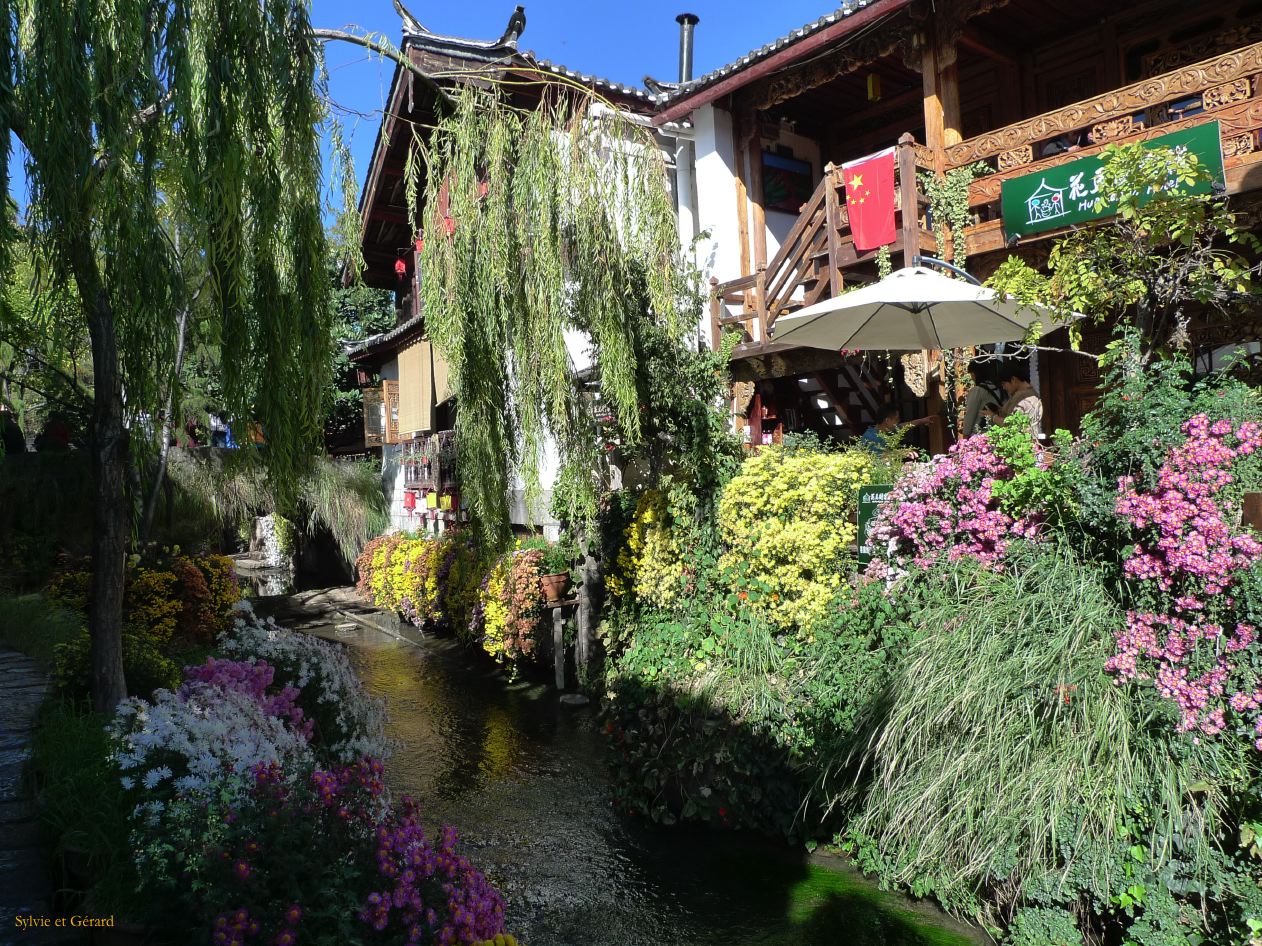 082 Lijiang La vieille Ville traversée par de mutiples petits canaux