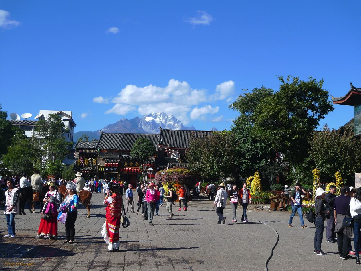 083 Lijiang La Vieille Ville au loin la montagne du Dagon de Jade