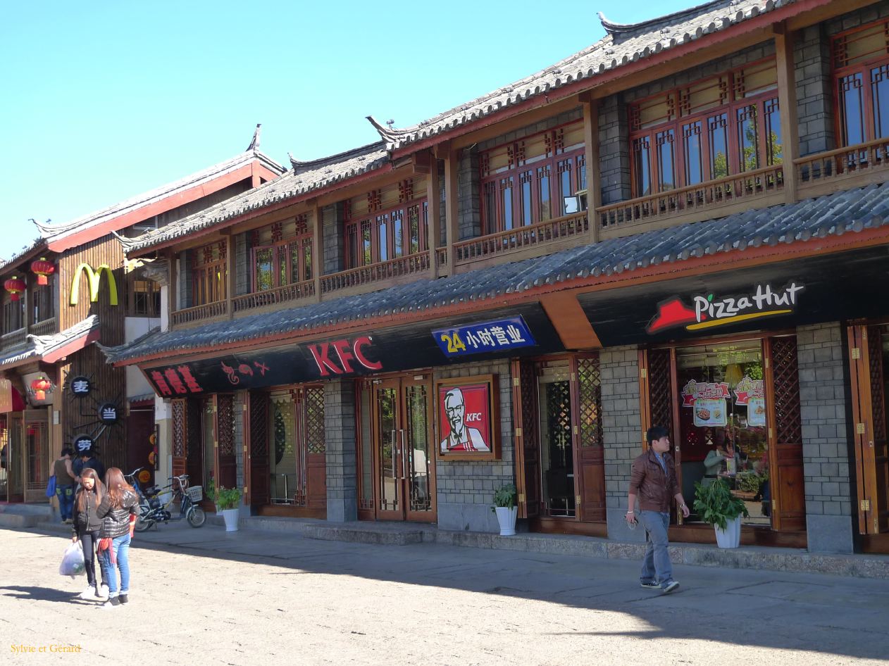 084 Lijiang La Vieille Ville des enseignes internationales