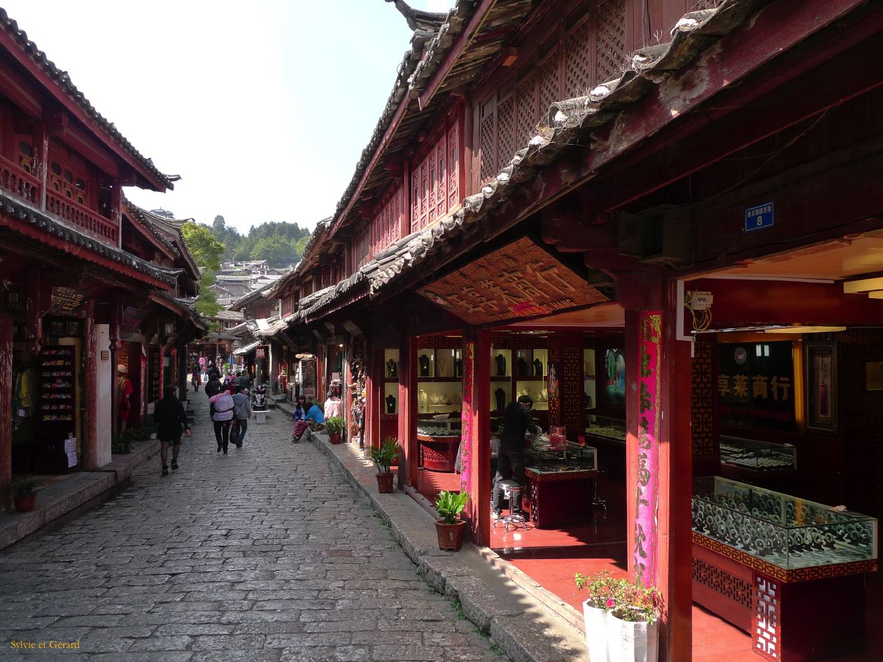 092 Lijiang La Vieille Ville beaucoup d'échoppes pour touristes princialement chinois