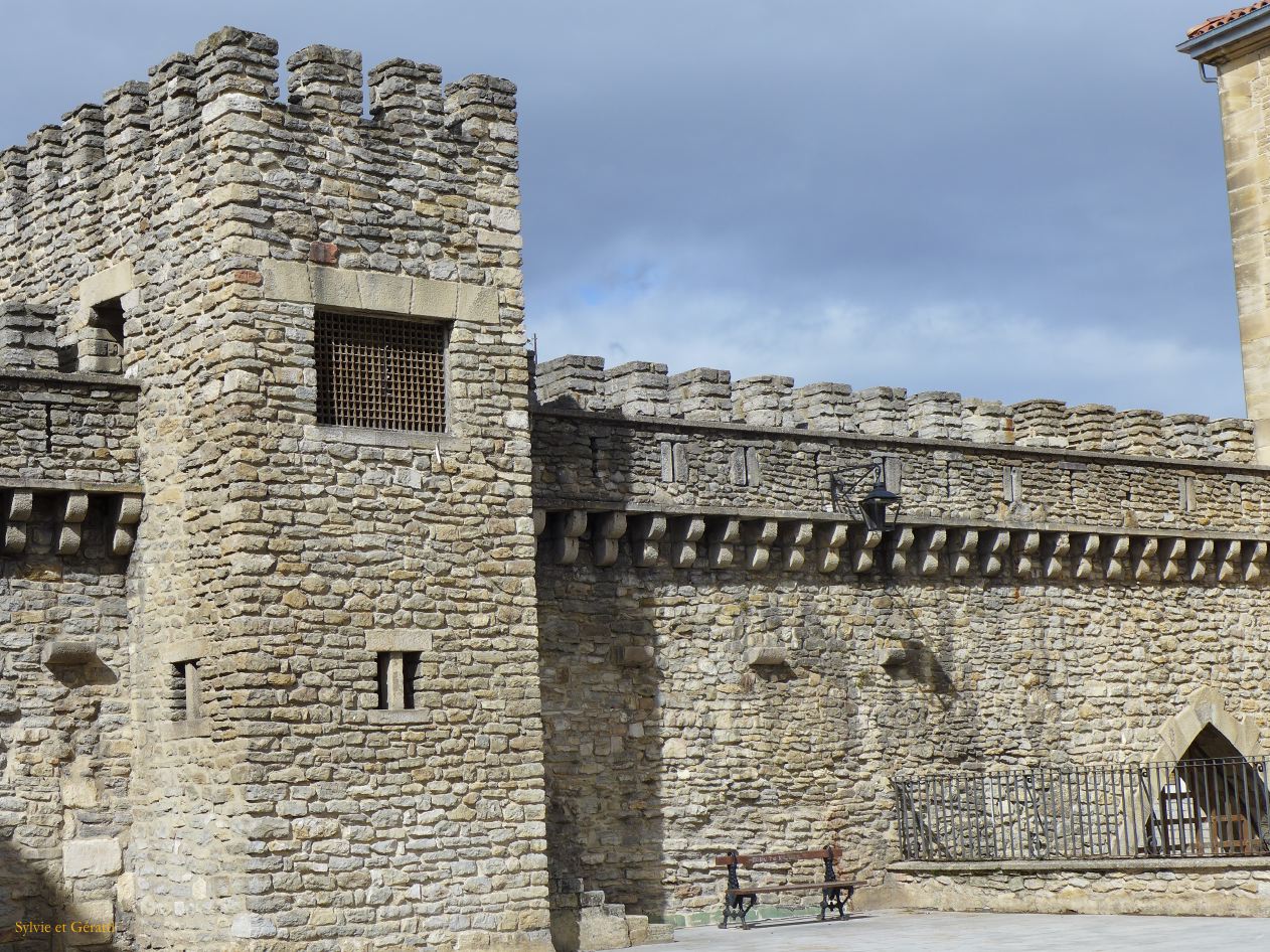 05 Euskadi  20 Vitoria Gasteiz Palacio Escoriaza- Esquivel et muraille médiévale P1390631