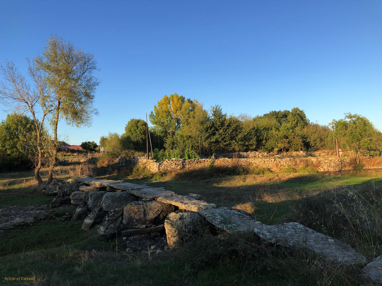 12 Castille et Leon 08 Torregamones le pont de pierre- la source IMG_9405