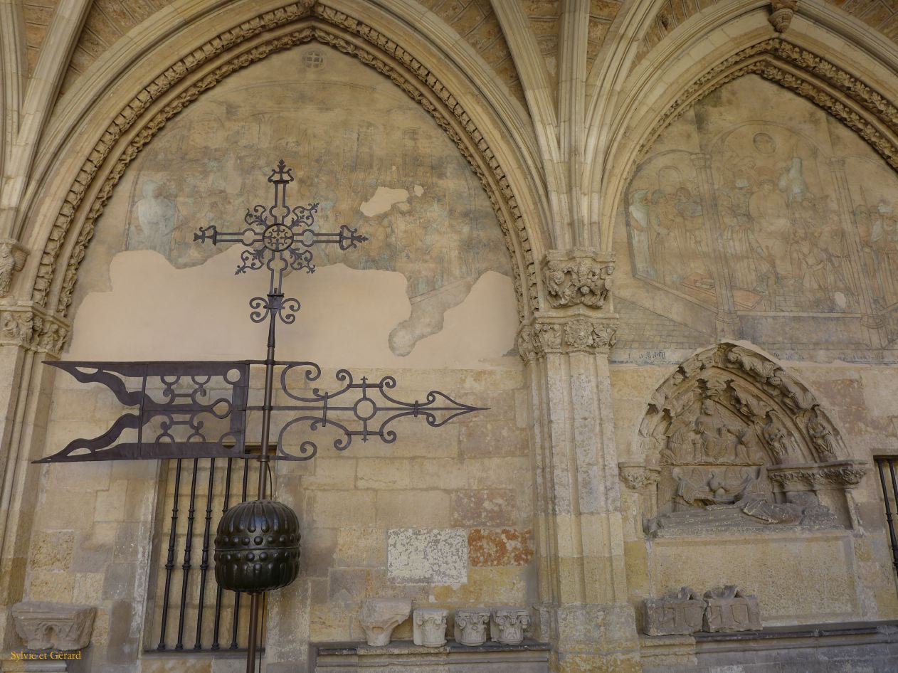 02 Castille et Leon 07 Leon Cathédrale - le cloître P1400114