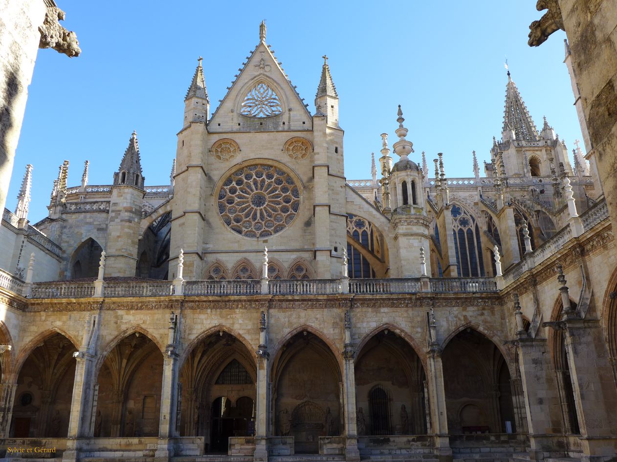 02 Castille et Leon 08 Leon Cathédrale - le cloître P1400128
