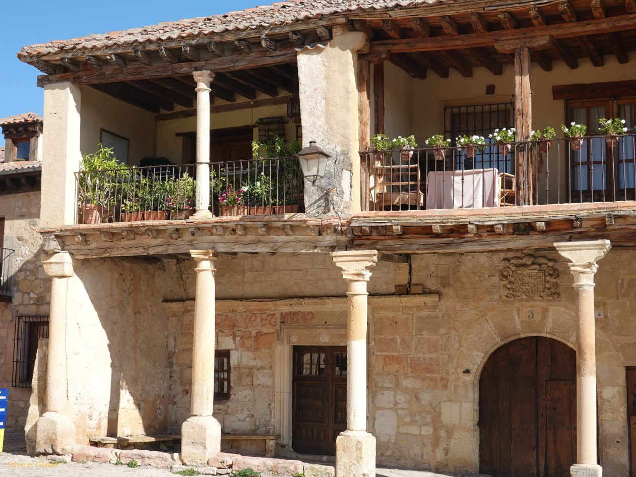 22 Castille et Leon 05 Pedraza plaza Mayor DSC01795