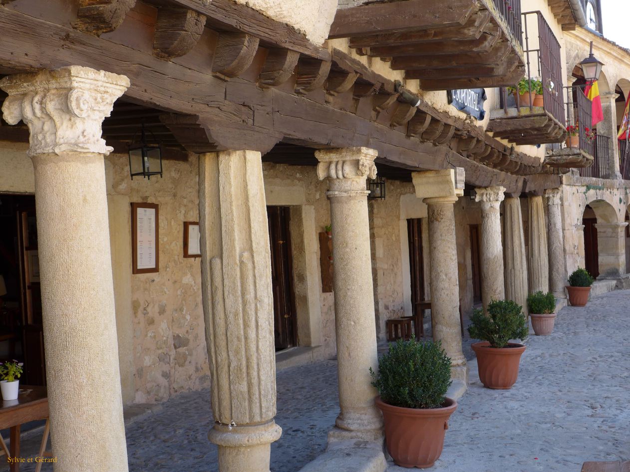 22 Castille et Leon 06 Pedraza plaza Mayor P1420083