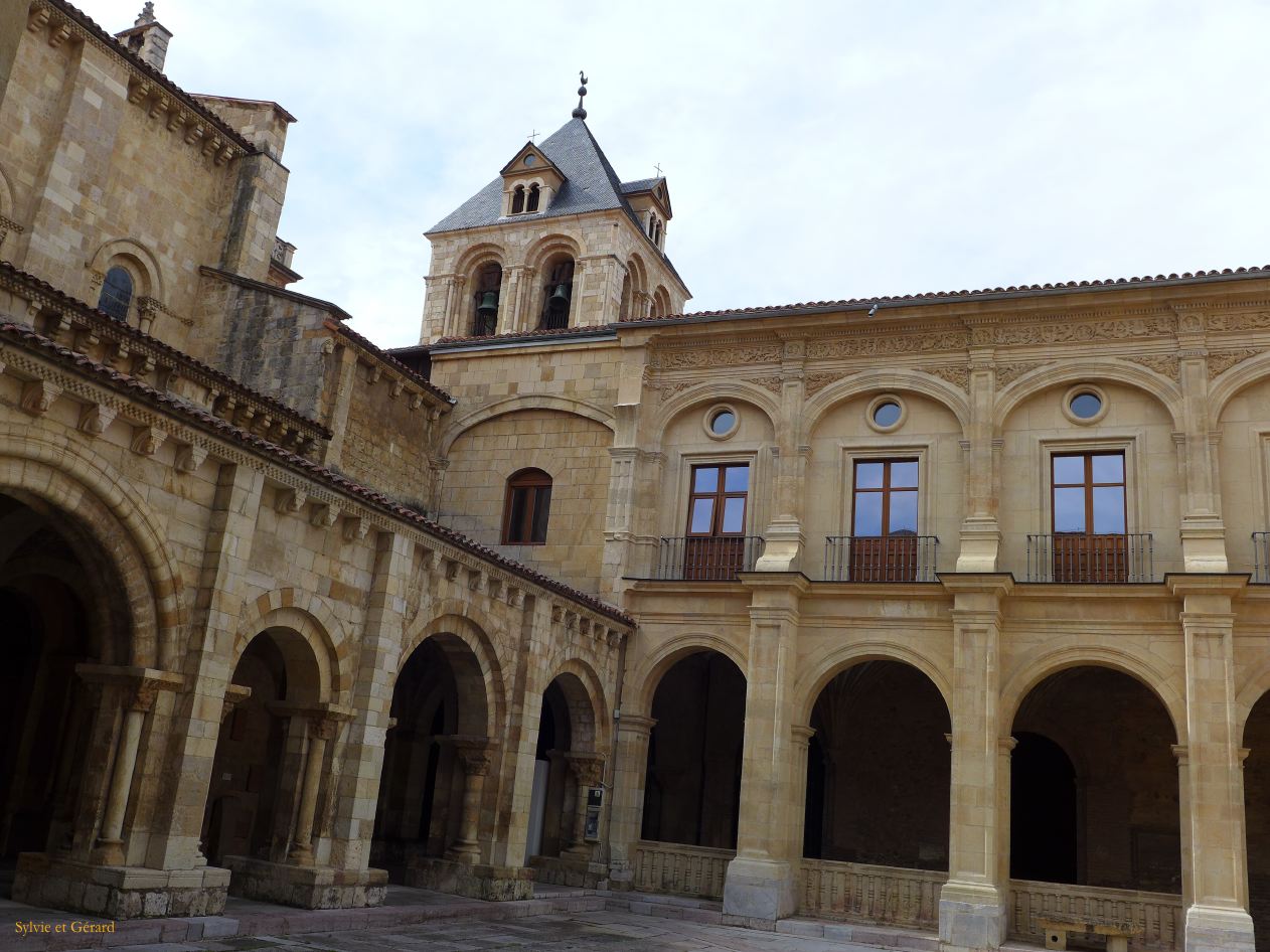 02 Castille et Leon 12 Leon la Basilica San Isidoro P1400169
