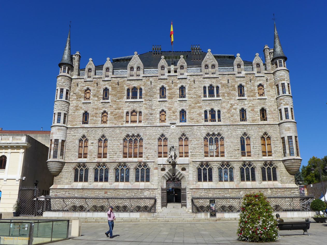 02 Castille et Leon 15 Leon Casa Botines Museo Gaudi P1400050