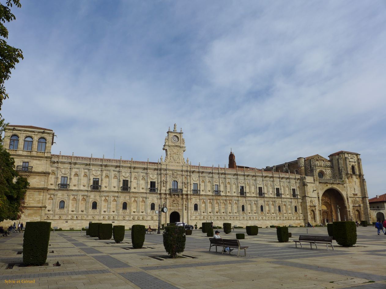 02 Castille et Leon 19 Leon Antigua Convento de San Marcos P1400141