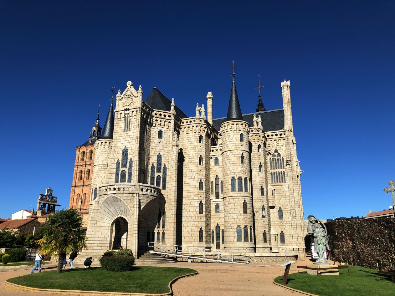 03 Castille et Leon 02 Astorga Palacio Gaudi - extérieur IMG_9289