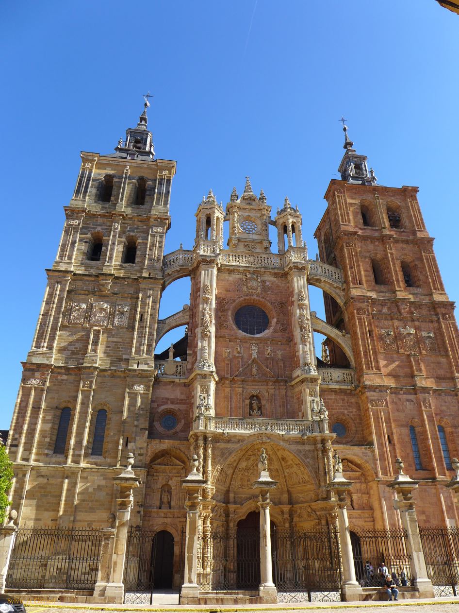 03 Castille et Leon 10 Astorga la cathédrale - extérieur P1400273