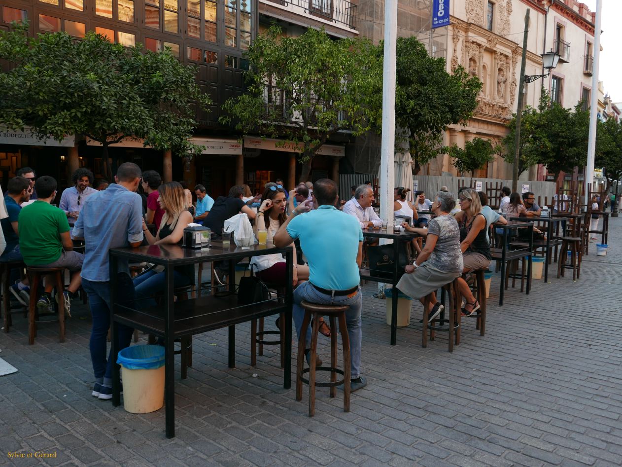 109 Iglesia del Salvador sur le parvis 