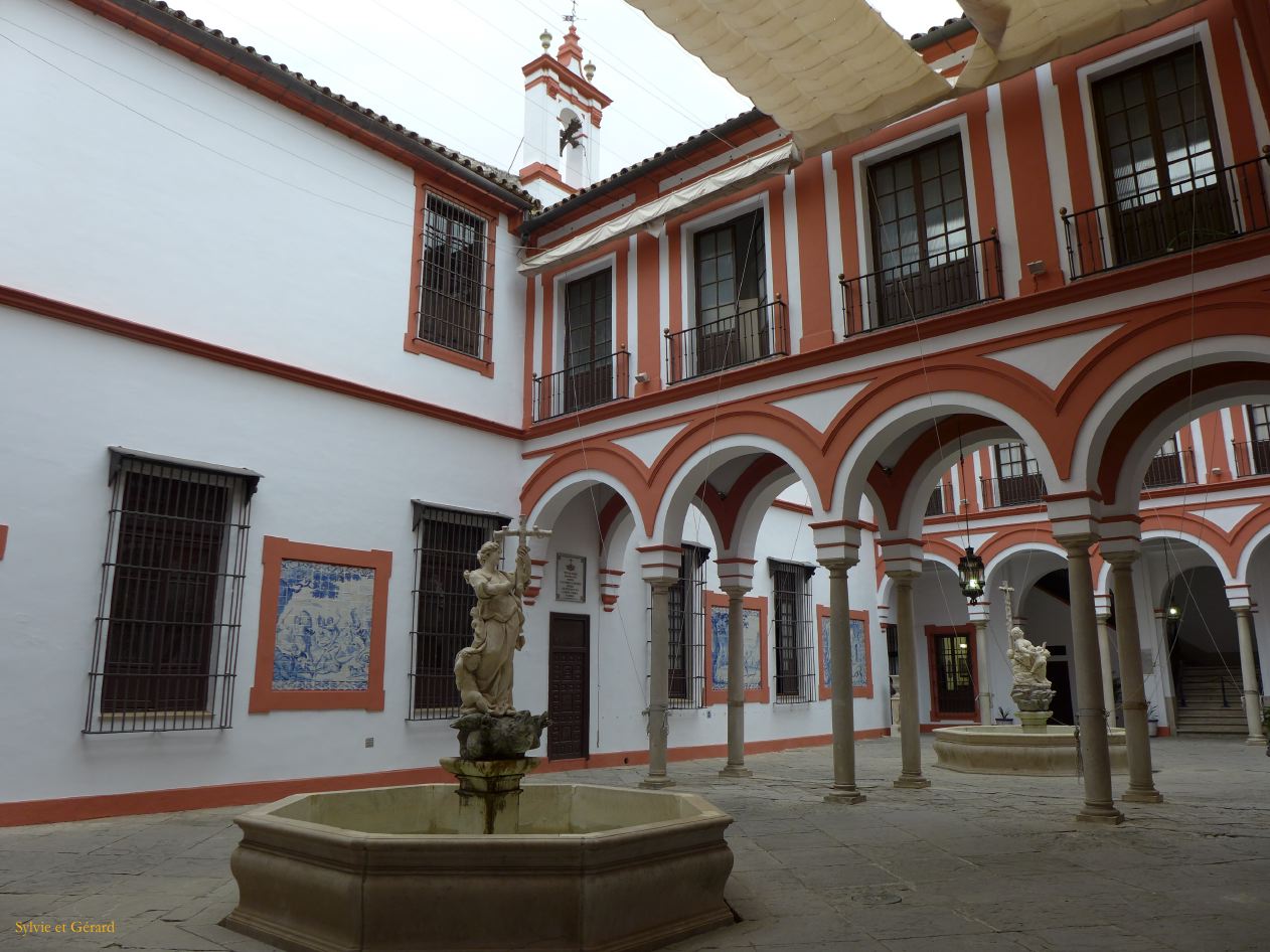 155 Hopital de la Charité le cloître 
