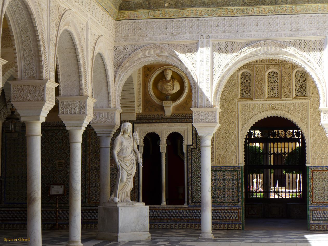 069 Casa de Pilatos patio sculpture grecque 