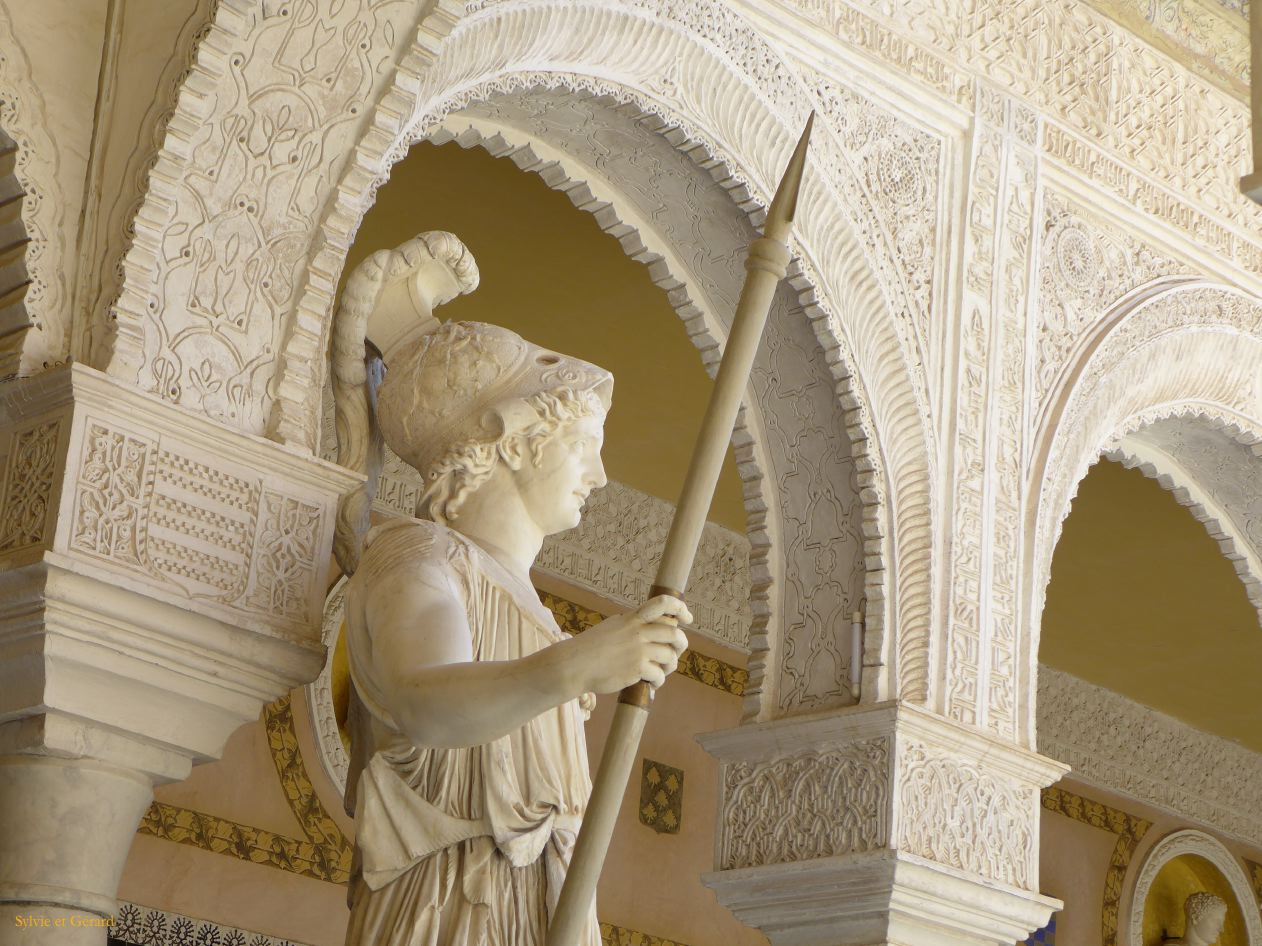 070 Casa de Pilatos patio sculpture grecque 