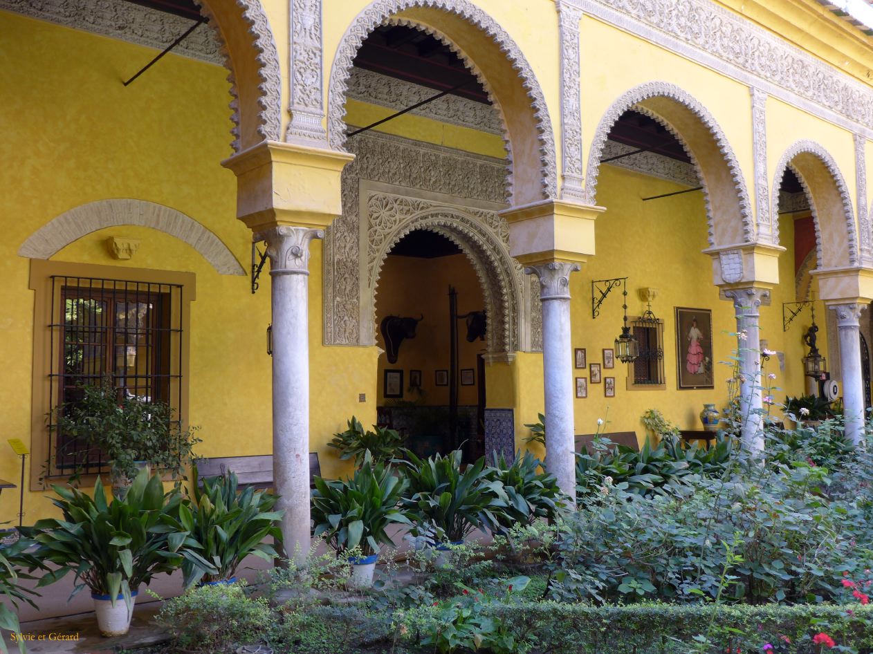 085 Palacio Las Duenas le patio 