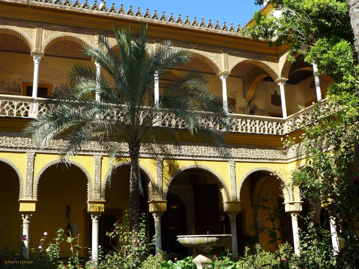 086 Palacio Las Duenas le patio 