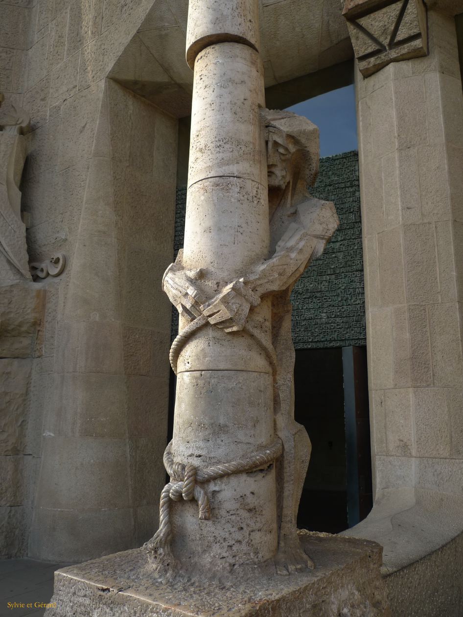 102 Barcelone L'Eixample La Sagrada Familia façade de la passion