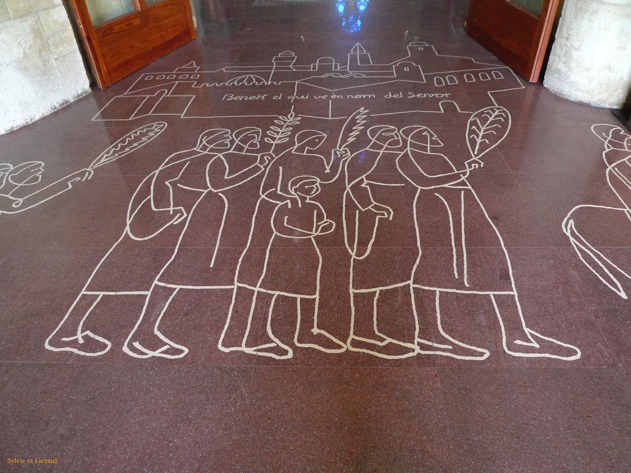 103 Barcelone L'Eixample La Sagrada Familia l' intérieur