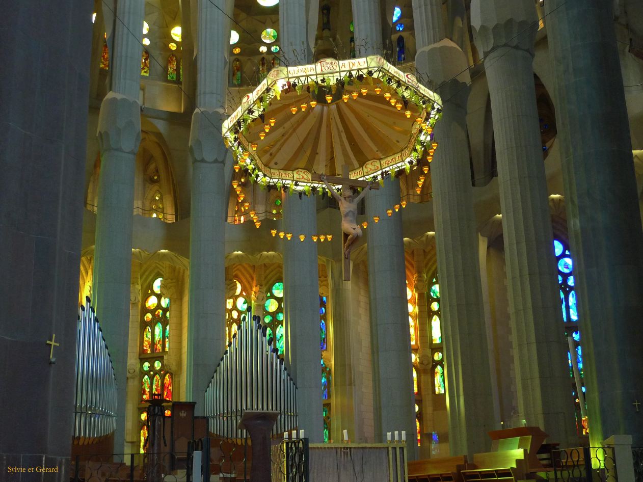 104 Barcelone L'Eixample La Sagrada Familia l'intérieur